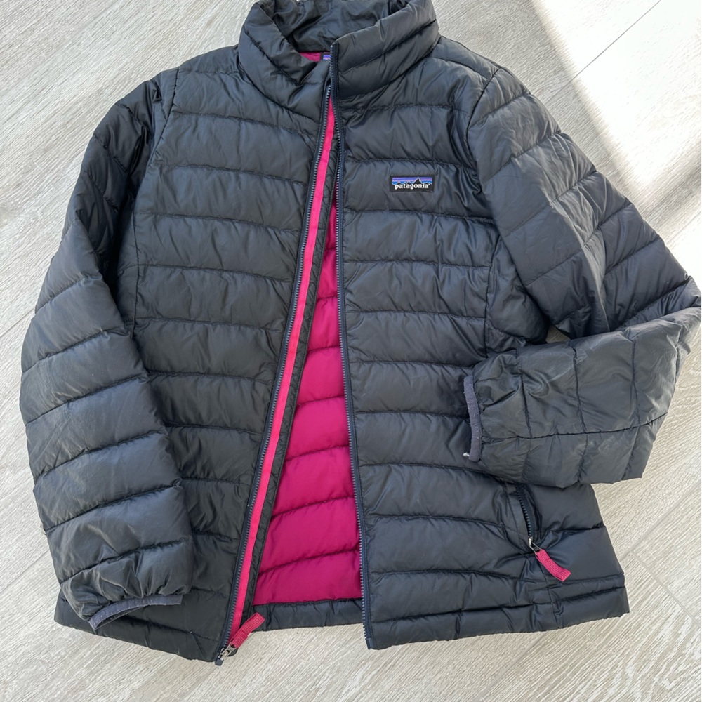 Patagonia jacket girls size 14.  Very good condition.  No damage.